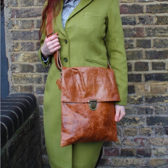 Odilynch Tan Leather Flapover Crossbody, Messenger Bag, Brass Push Lock Closure - Picture 3 of 16